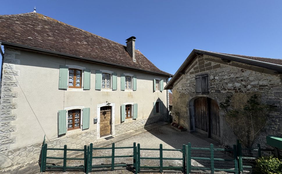  Charmante Petite Maison de Village avec Atelier et Grange
