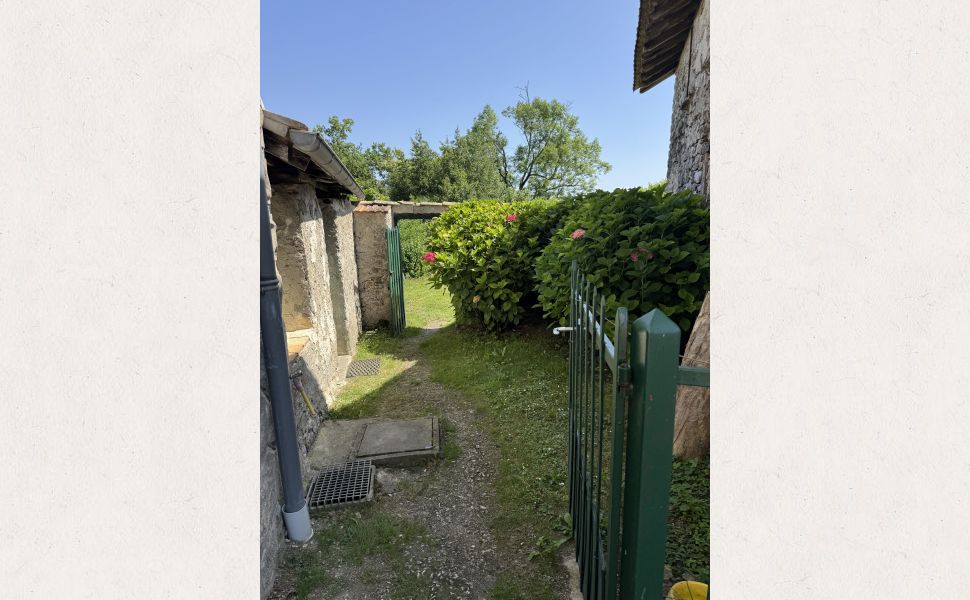  Charmante Petite Maison de Village avec Atelier et Grange