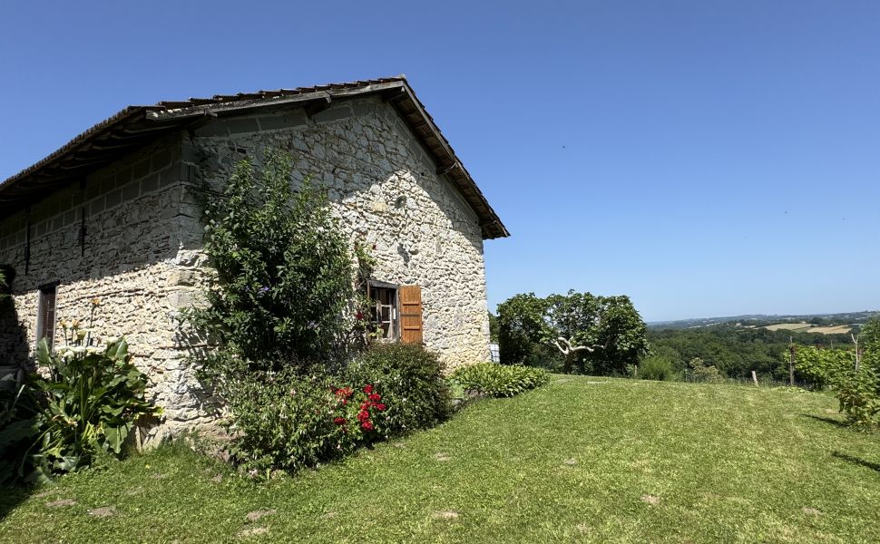  Charmante Petite Maison de Village avec Atelier et Grange