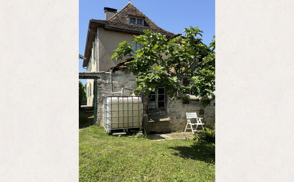 Charmante Petite Maison de Village avec Atelier et Grange