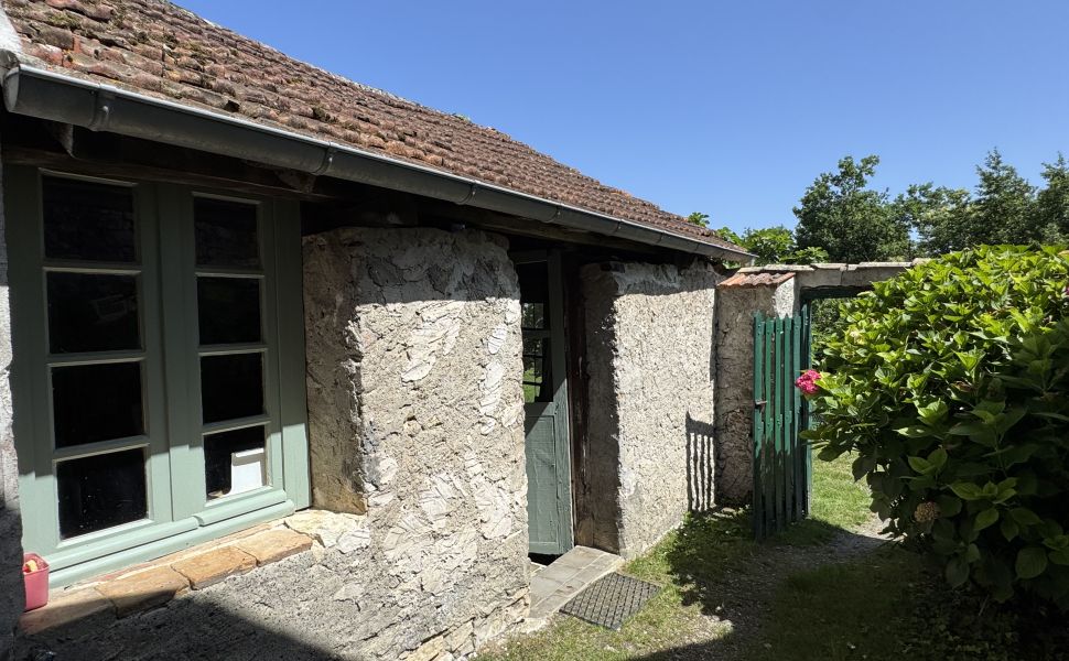 Charmante Petite Maison de Village avec Atelier et Grange