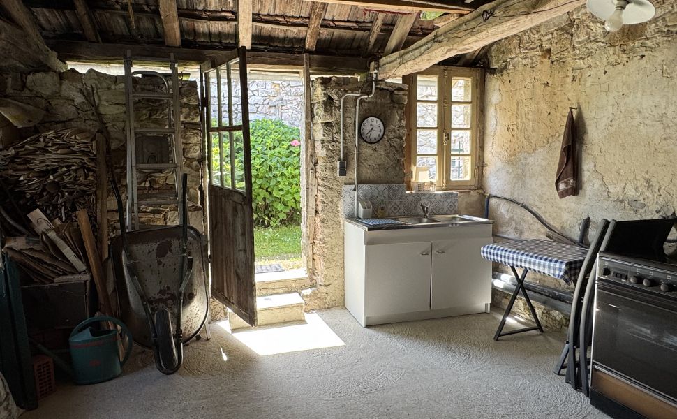  Charmante Petite Maison de Village avec Atelier et Grange