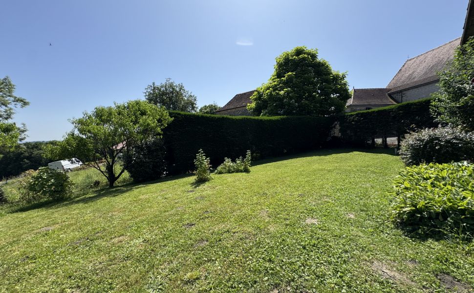  Charmante Petite Maison de Village avec Atelier et Grange