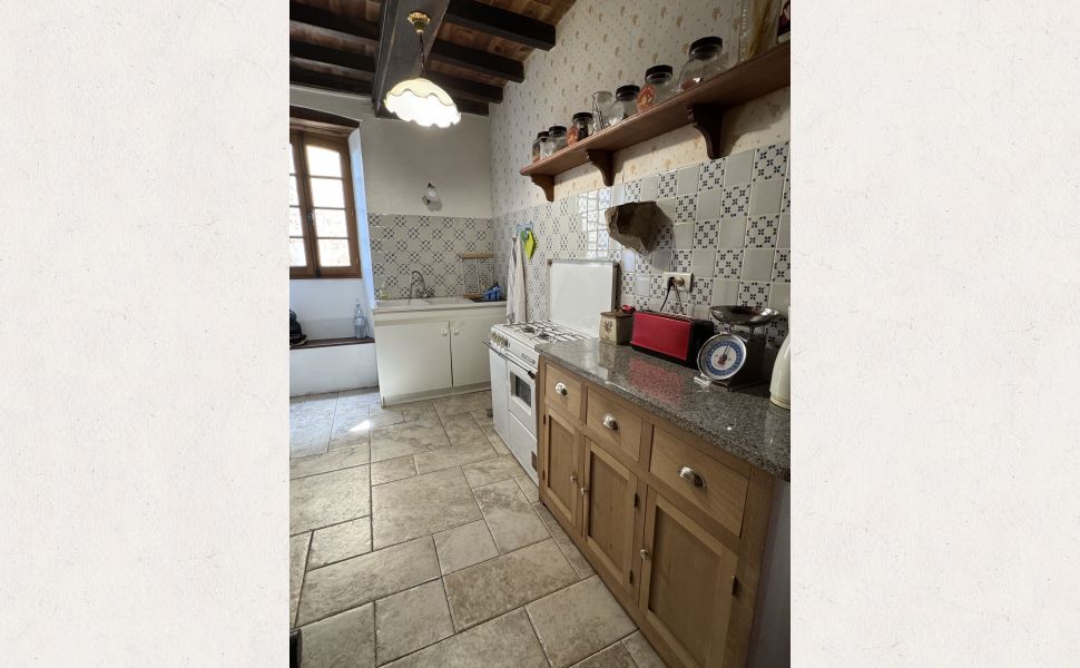  Charmante Petite Maison de Village avec Atelier et Grange