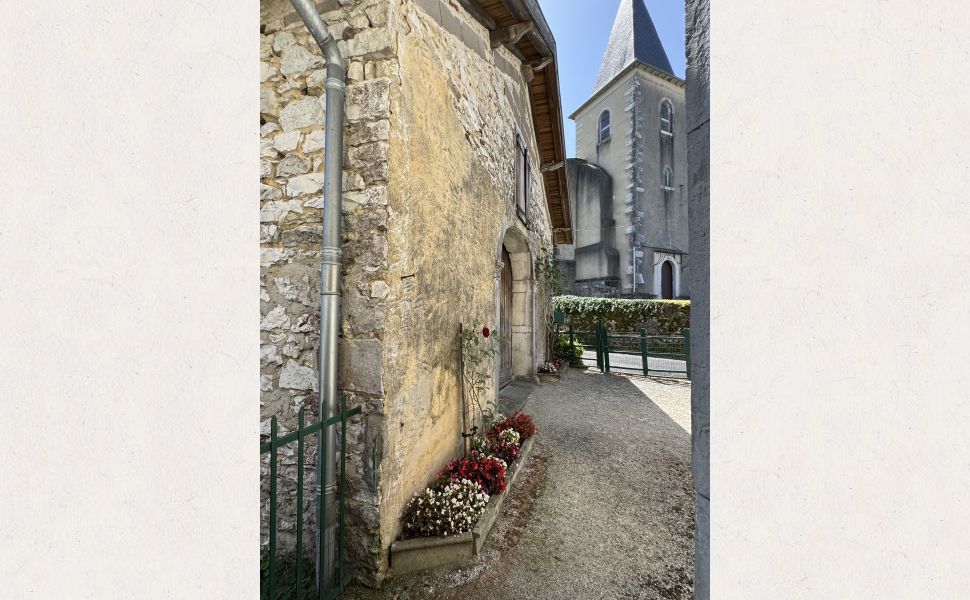  Charmante Petite Maison de Village avec Atelier et Grange