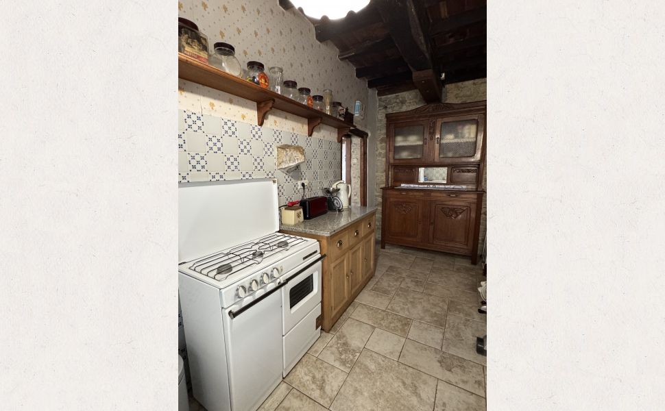  Charmante Petite Maison de Village avec Atelier et Grange