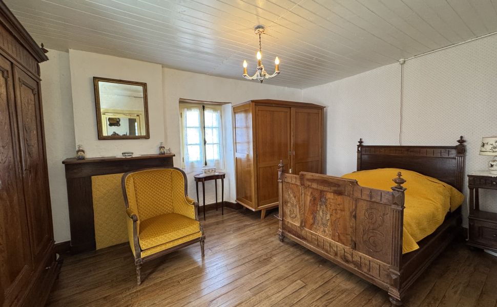  Charmante Petite Maison de Village avec Atelier et Grange