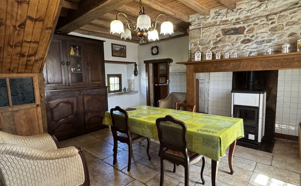  Charmante Petite Maison de Village avec Atelier et Grange