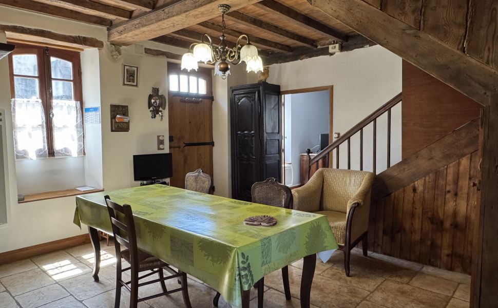  Charmante Petite Maison de Village avec Atelier et Grange