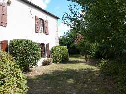 Charmante Ensemble Béarnais du Village Avec Dépendance et Jardin Privé