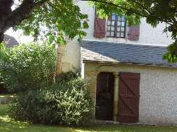 Charmante Ensemble Béarnais du Village Avec Dépendance et Jardin Privé