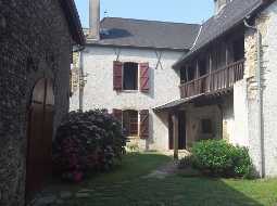 Charmante Ensemble Béarnais du Village Avec Dépendance et Jardin Privé