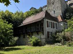 Historic property in the heart of the Medieval town of Sauveterre de Bearn