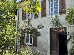 Historic property in the heart of the Medieval town of Sauveterre de Bearn