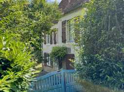 Historic property in the heart of the Medieval town of Sauveterre de Bearn