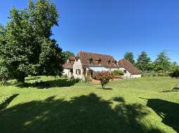 Authentique Ferme à Quatre Corps Avec Cour Intérieur, Dépendances et Jardin Paysager
