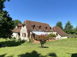 Authentique Ferme à Quatre Corps Avec Cour Intérieur, Dépendances et Jardin Paysager