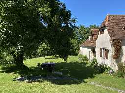 Authentique Ferme à Quatre Corps Avec Cour Intérieur, Dépendances et Jardin Paysager