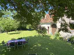 Authentique Ferme à Quatre Corps Avec Cour Intérieur, Dépendances et Jardin Paysager
