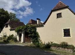 Authentique Ferme à Quatre Corps Avec Cour Intérieur, Dépendances et Jardin Paysager