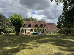 Authentique Ferme à Quatre Corps Avec Cour Intérieur, Dépendances et Jardin Paysager