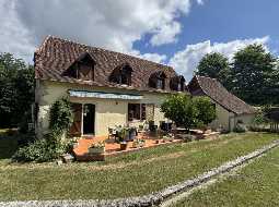 Authentique Ferme à Quatre Corps Avec Cour Intérieur, Dépendances et Jardin Paysager