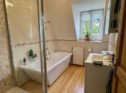 Authentique Ferme à Quatre Corps Avec Cour Intérieur, Dépendances et Jardin Paysager