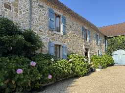 Charmant Ensemble Béarnais avec Maison Rénovée, Granges et Potentiel de Gîte 