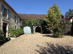 Charmant Ensemble Béarnais avec Maison Rénovée, Granges et Potentiel de Gîte 