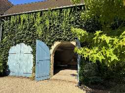 Charmant Ensemble Béarnais avec Maison Rénovée, Granges et Potentiel de Gîte 