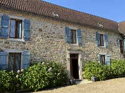 Charmant Ensemble Béarnais avec Maison Rénovée, Granges et Potentiel de Gîte 