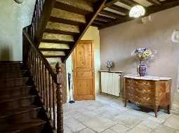 Charmant Ensemble Béarnais avec Maison Rénovée, Granges et Potentiel de Gîte 