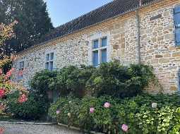 Charmant Ensemble Béarnais avec Maison Rénovée, Granges et Potentiel de Gîte 