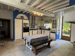 Charmant Ensemble Béarnais avec Maison Rénovée, Granges et Potentiel de Gîte 