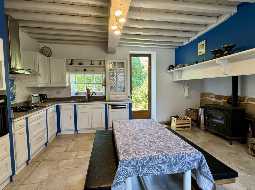 Charmant Ensemble Béarnais avec Maison Rénovée, Granges et Potentiel de Gîte 