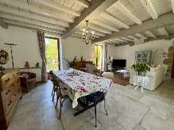 Charmant Ensemble Béarnais avec Maison Rénovée, Granges et Potentiel de Gîte 