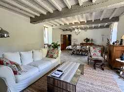 Charmant Ensemble Béarnais avec Maison Rénovée, Granges et Potentiel de Gîte 