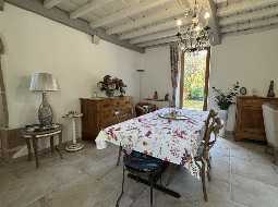 Charmant Ensemble Béarnais avec Maison Rénovée, Granges et Potentiel de Gîte 
