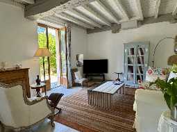 Charmant Ensemble Béarnais avec Maison Rénovée, Granges et Potentiel de Gîte 