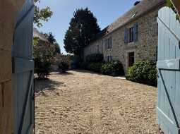 Charmant Ensemble Béarnais avec Maison Rénovée, Granges et Potentiel de Gîte 