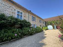 Charmant Ensemble Béarnais avec Maison Rénovée, Granges et Potentiel de Gîte 
