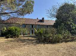 Charmant Ensemble Béarnais avec Maison Rénovée, Granges et Potentiel de Gîte 
