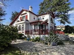 An Impeccably Presented Basque Style Villa In Popular Bastide Town Of Navarrenx