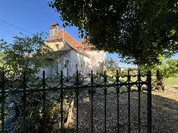 Charming & Thoughtfully Renovated 3 bedroom Béarnaise Farmhouse with Large Barn