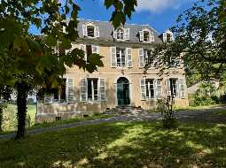 Élégante demeure de campagne du XVIII? siècle avec 2 gîtes, grange et 5,8 ha de terrain