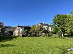 Vaste Demeure de Village du XVIII avec 9 Chambres, Piscine au Sel & Vue Pyrénées