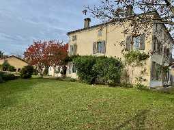 Vaste Demeure de Village du XVIII avec 9 Chambres, Piscine au Sel & Vue Pyrénées