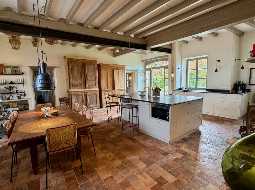 Vaste Demeure de Village du XVIII avec 9 Chambres, Piscine au Sel & Vue Pyrénées