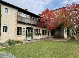 Vaste Demeure de Village du XVIII avec 9 Chambres, Piscine au Sel & Vue Pyrénées