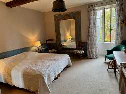 Vaste Demeure de Village du XVIII avec 9 Chambres, Piscine au Sel & Vue Pyrénées